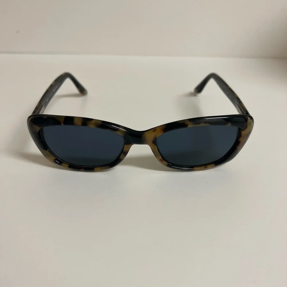 Gucci Unisex Sunglasses. Flawless. - Picture 4 of 5